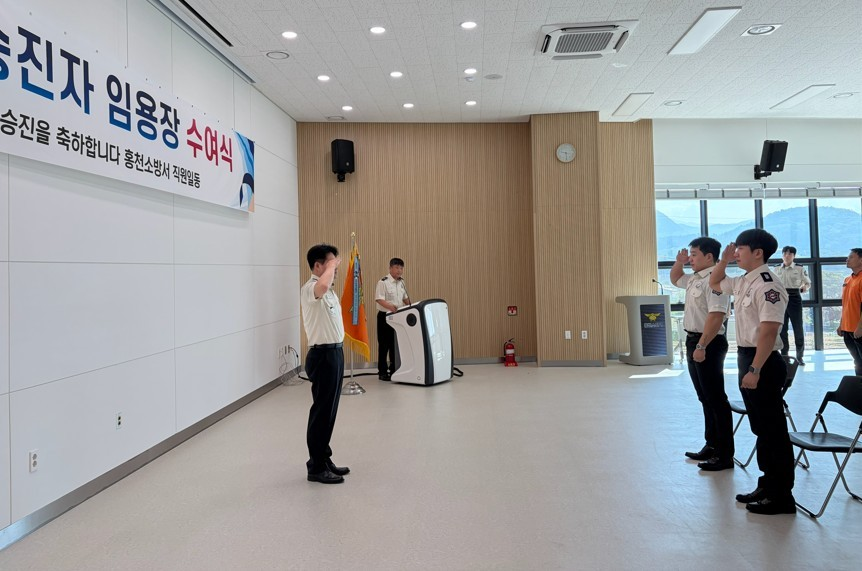 26.8.3. 홍천소방서, 근속승진 소방공무원 2명 임용장 수여(1).jpg