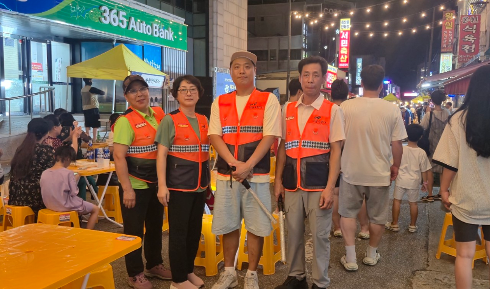 (25.9.29.)시장 안전, 우리가 지킨다”홍천소방서 의용소방대 주말야시장 특별 순찰 2.jpg