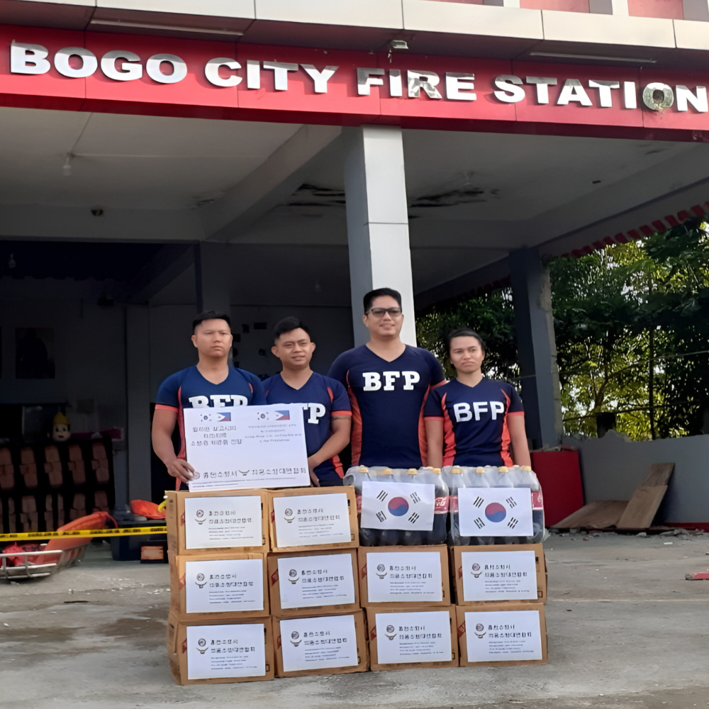 (25.10.14.)“국경 넘어 전한 따뜻한 격려” 홍천소방서·의용소방대, 필리핀 지진 소방대원 위문품 전달1.jpg