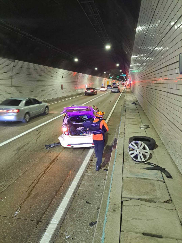 (1154) 평창 봉평면 영동고속도로 둔내터널 교통사고 현장활동사진.jpg