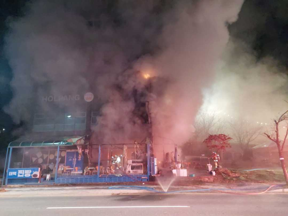 (2215) 태백 황지동 상가건물 화재 현장활동 사진1.jpg