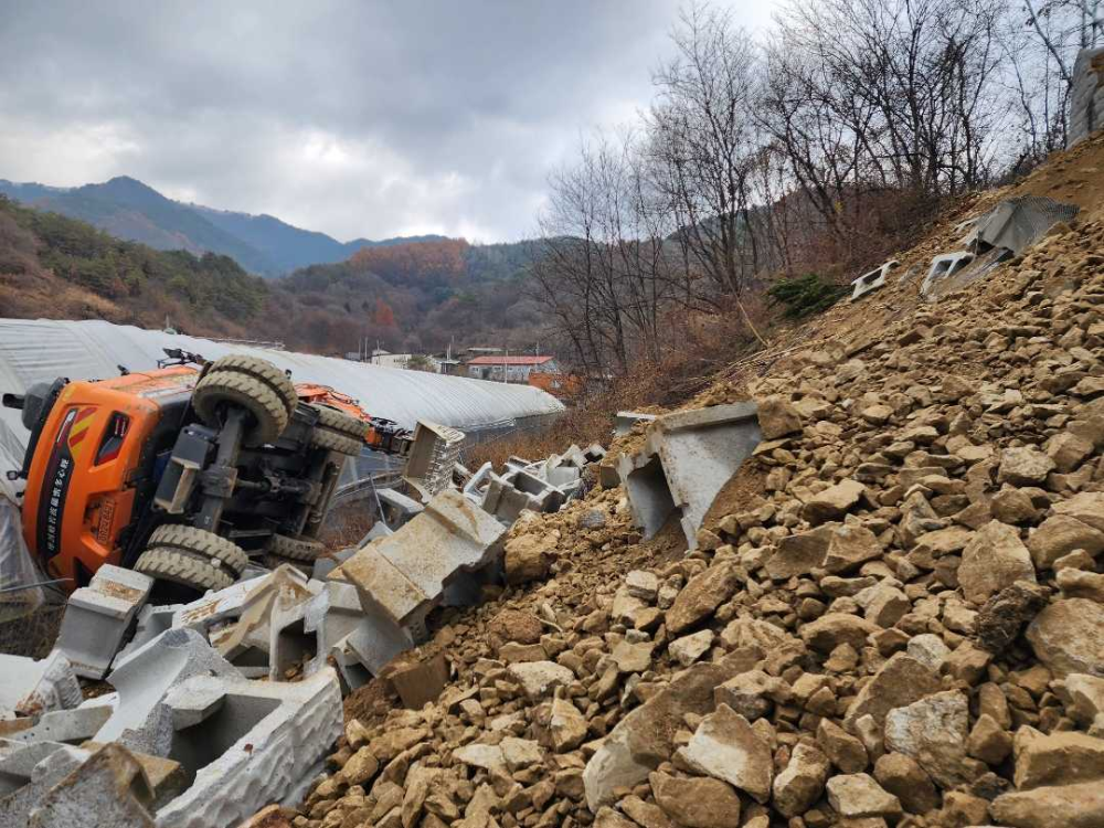 1102 영월 포크레인 전도.jpg