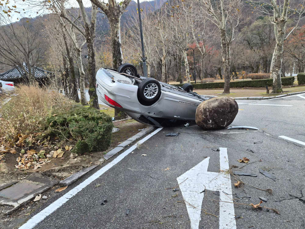 1349 속초 설악동  00호텔 주차장 승용차 전복.jpg