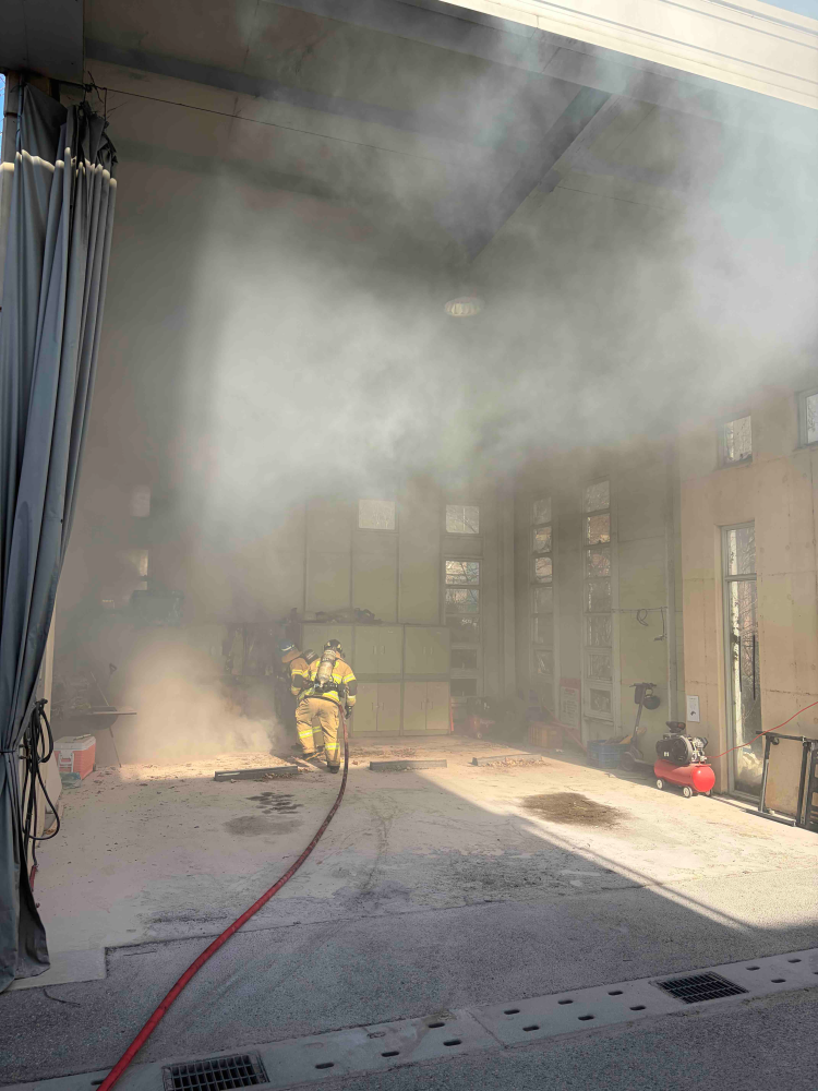 0935 인제 남북리 차고 화재.jpg