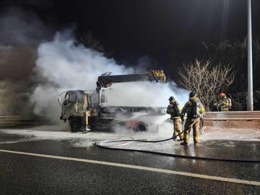 0014 춘천 동산면 중앙고속도로 차량화재.jpg