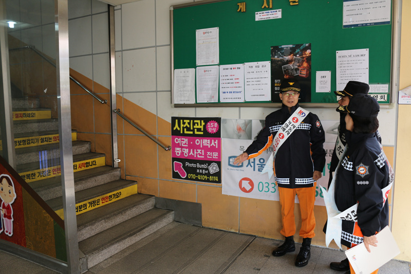자유시장_계단_랩핑_확인.jpg