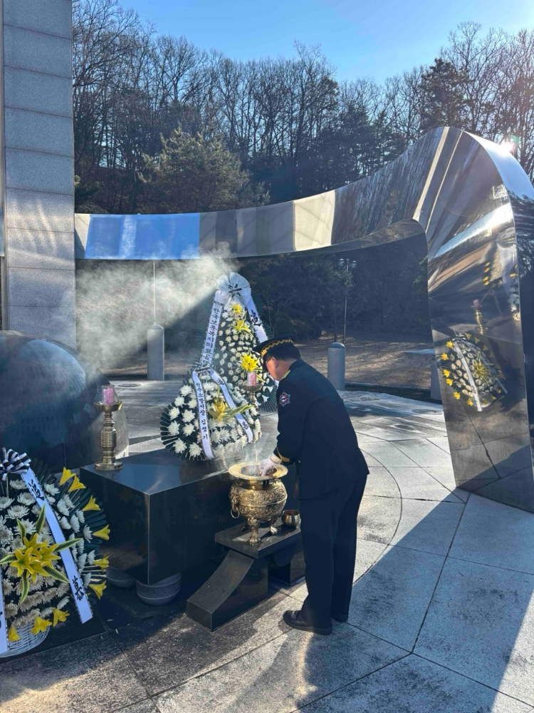 현충탑 참배 (4).jpg