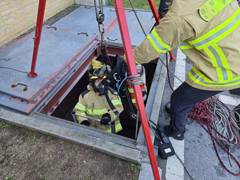 [0.5k]09.10.) 맨홀 밀폐공간 사고 구조 훈련2.jpg