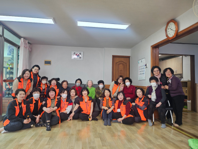 철원소방서 갈말여성의용소방대, 지역 어르신 위한 발마사지 봉사활동 실시